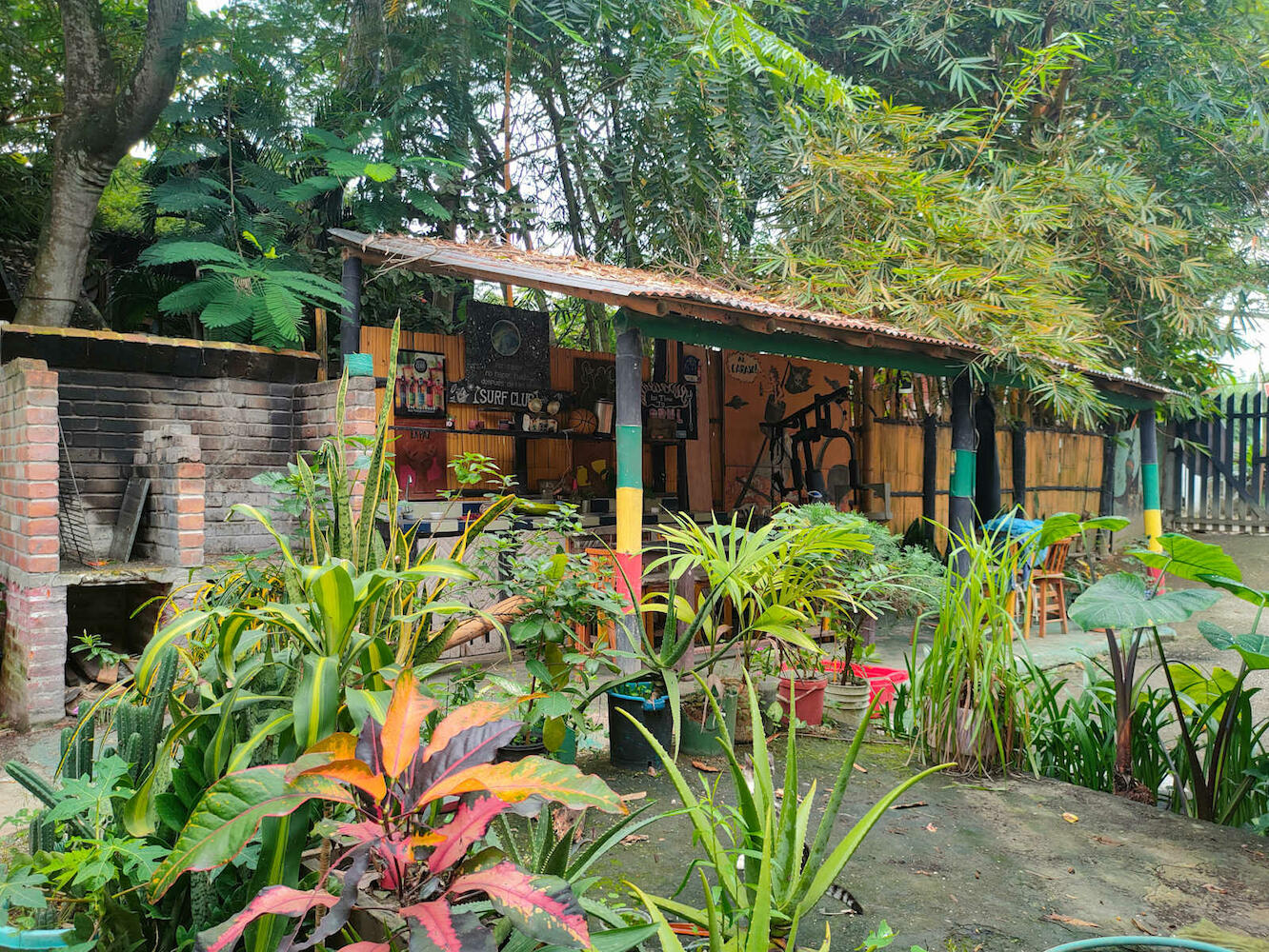 Al Carajo House Backpackers Host, Montañita
