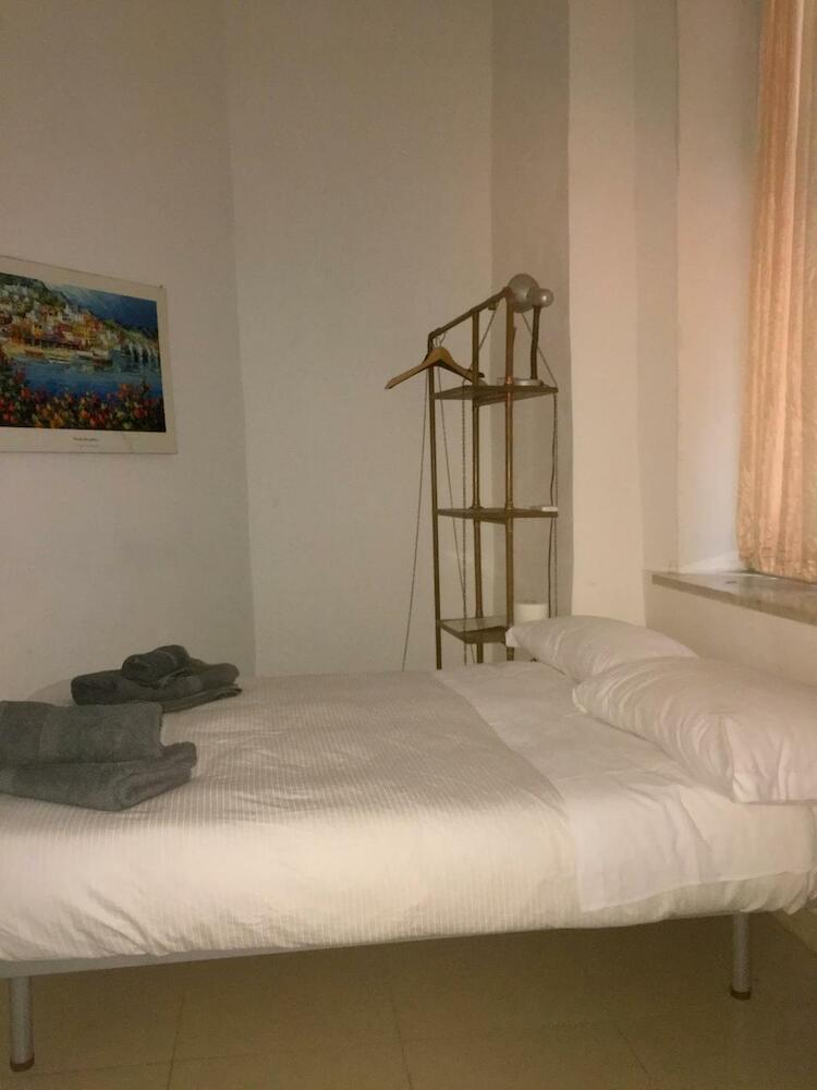 6 Small Rooms, Naples