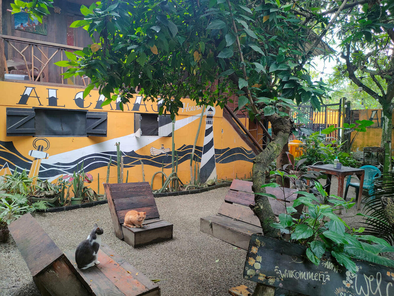 Al Carajo House Backpackers Host, Montañita