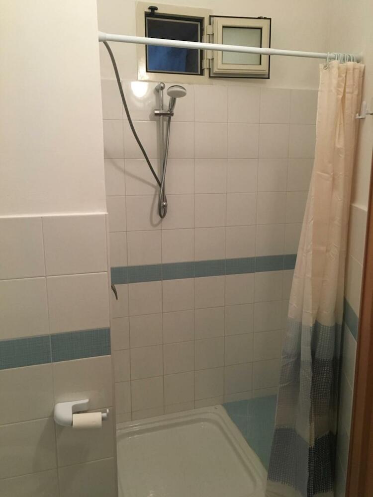 6 Small Rooms, Naples