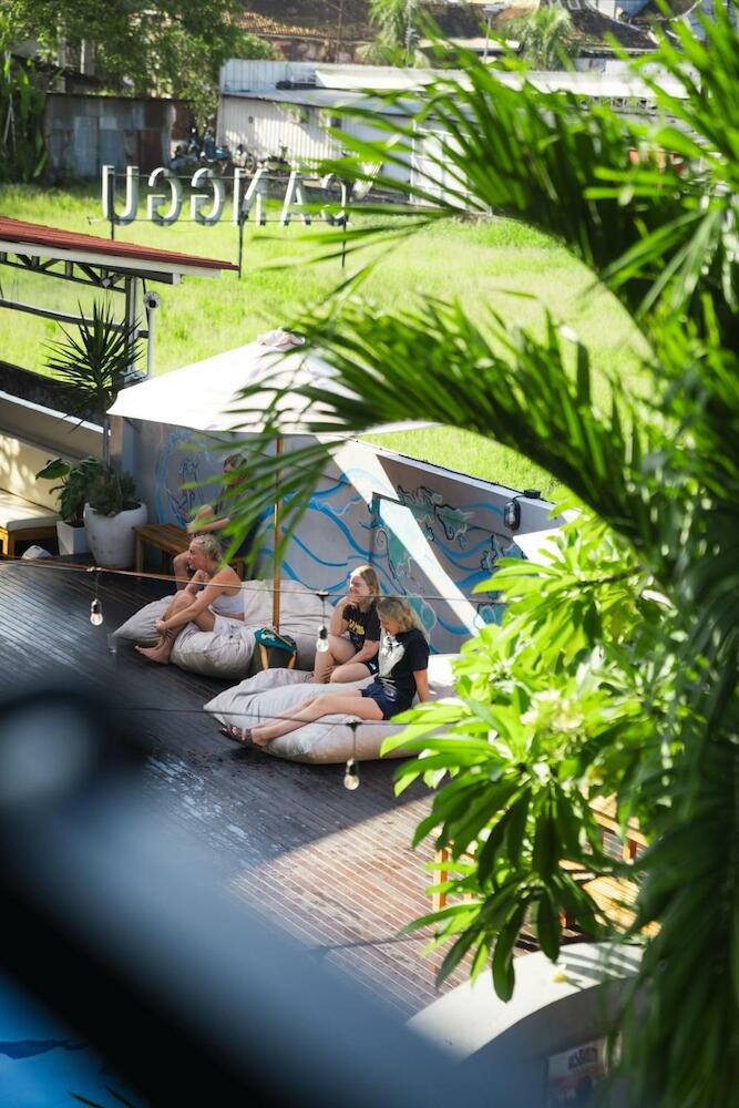 Surf & Party - Hostel Somewhere Else