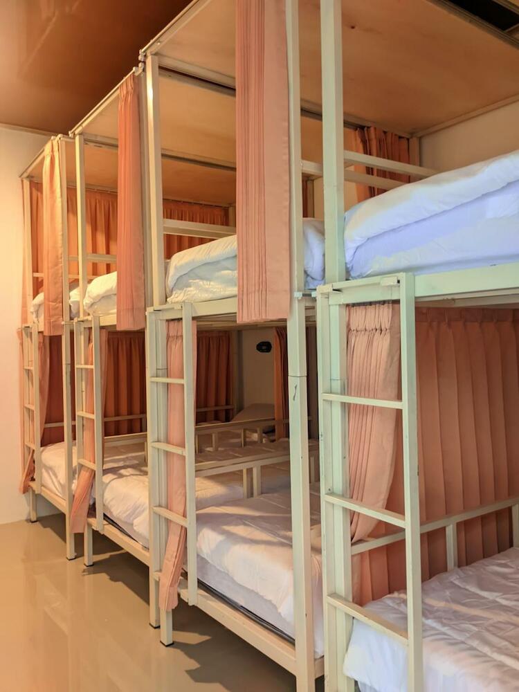 Tata Surf Hostel, Kuta Lombok