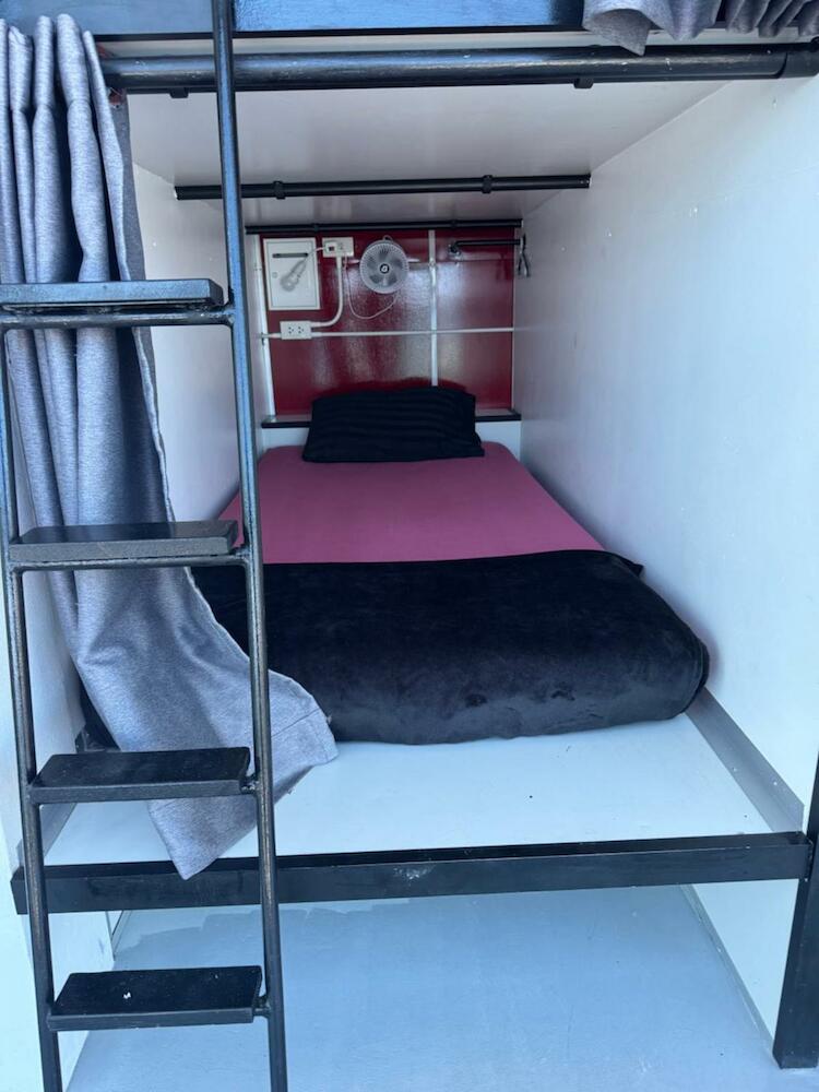 Nitro Pierhostel, Koh Tao