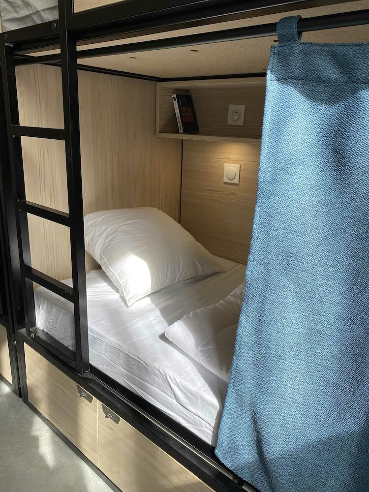 Yasi Hostel
