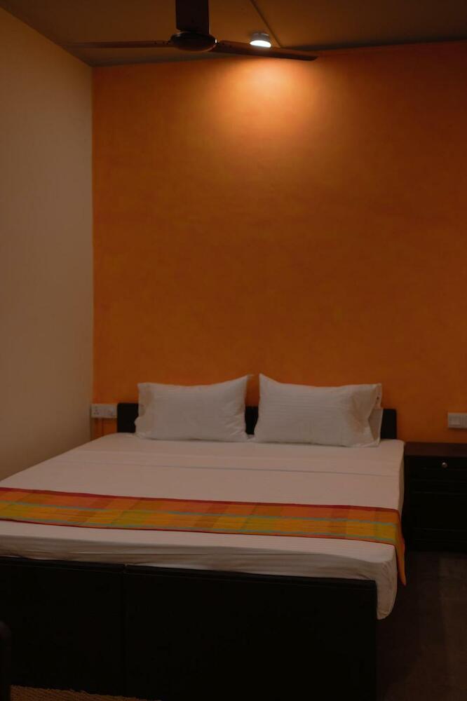 Snooze Station By Sydney, Galle