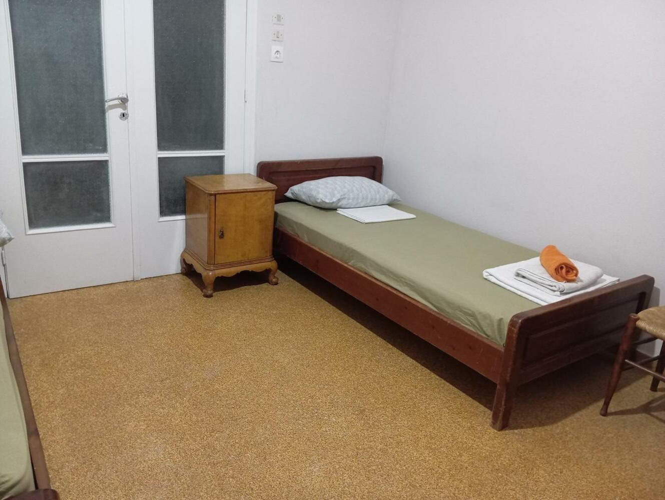 Room for 3 persons bunk bed next to metro
