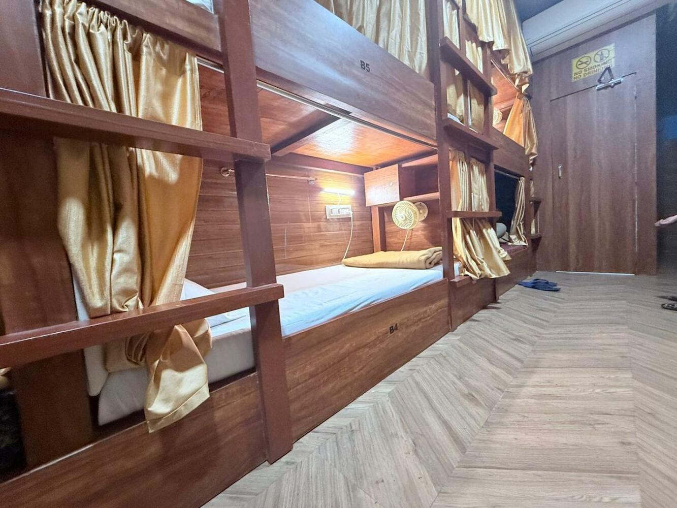 Signature Inn Dormitory, Mumbai