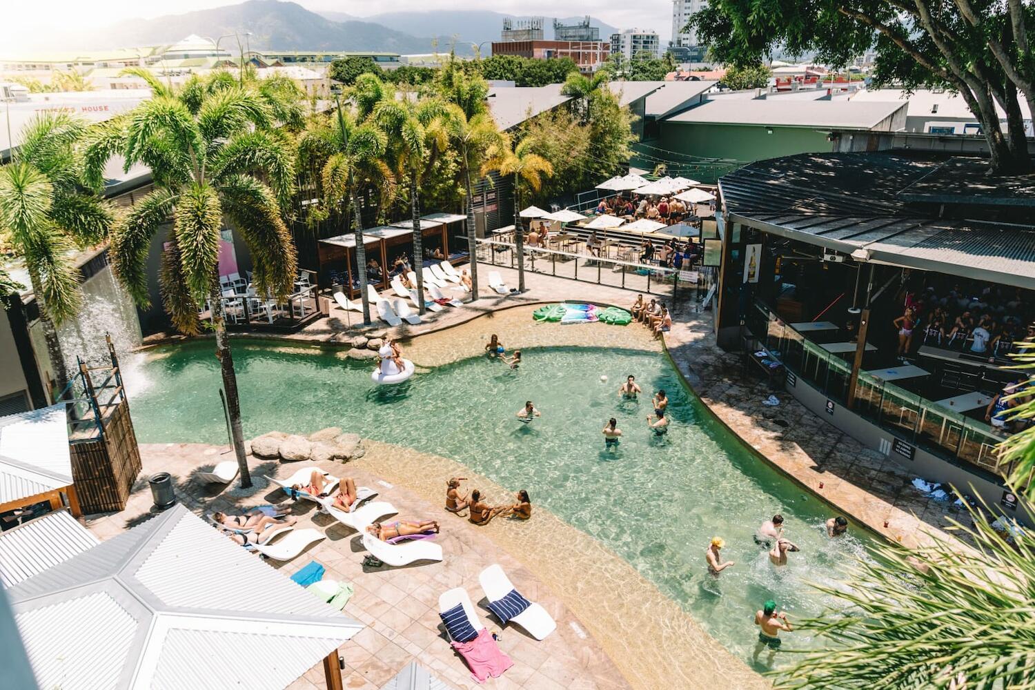Gilligans Backpackers Hotel & Resort