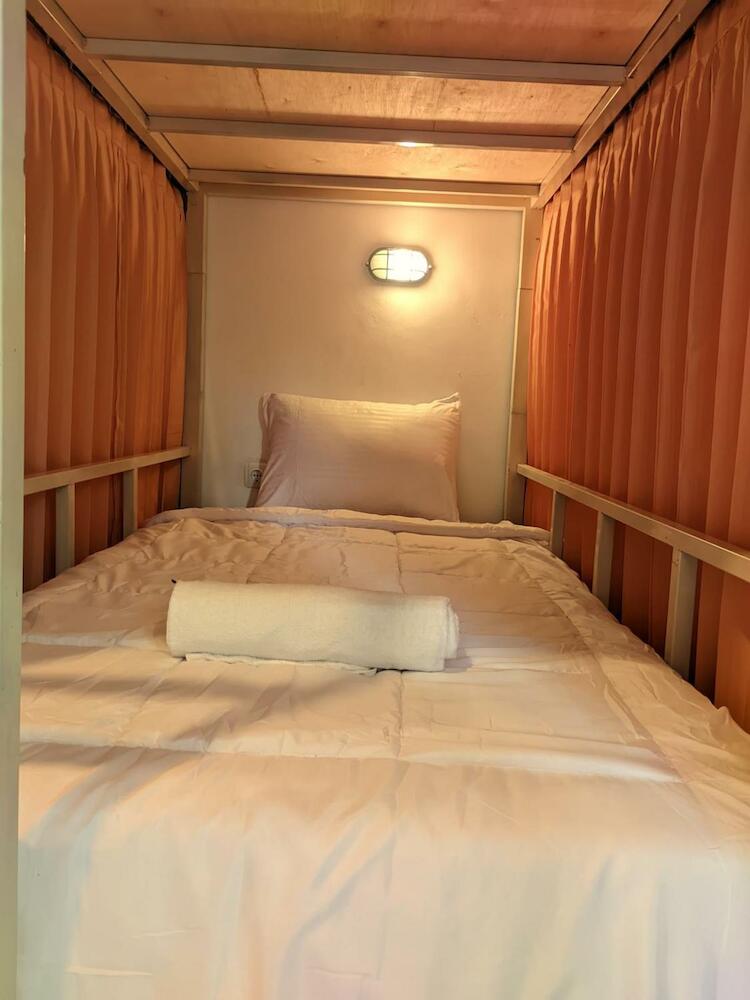 Tata Surf Hostel, Kuta Lombok