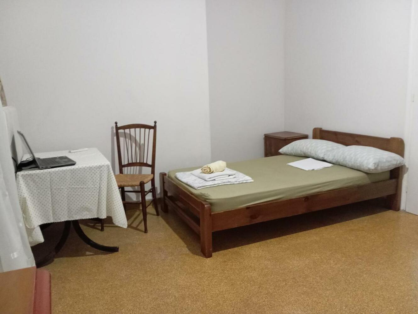 Room for 3 persons bunk bed next to metro