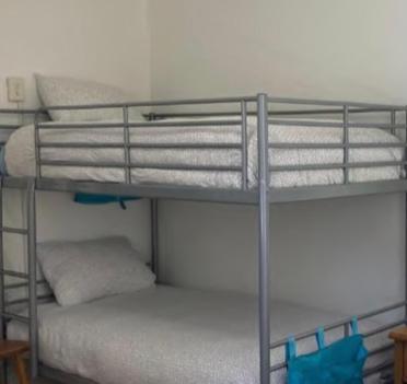 Airport Bunk House Free - WiFi - Parking - Coffee- Long Term Welcome