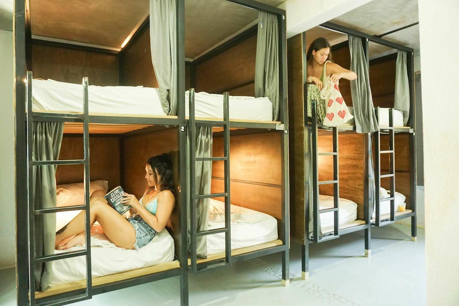 Straw Hat Surf Hostel & Bar