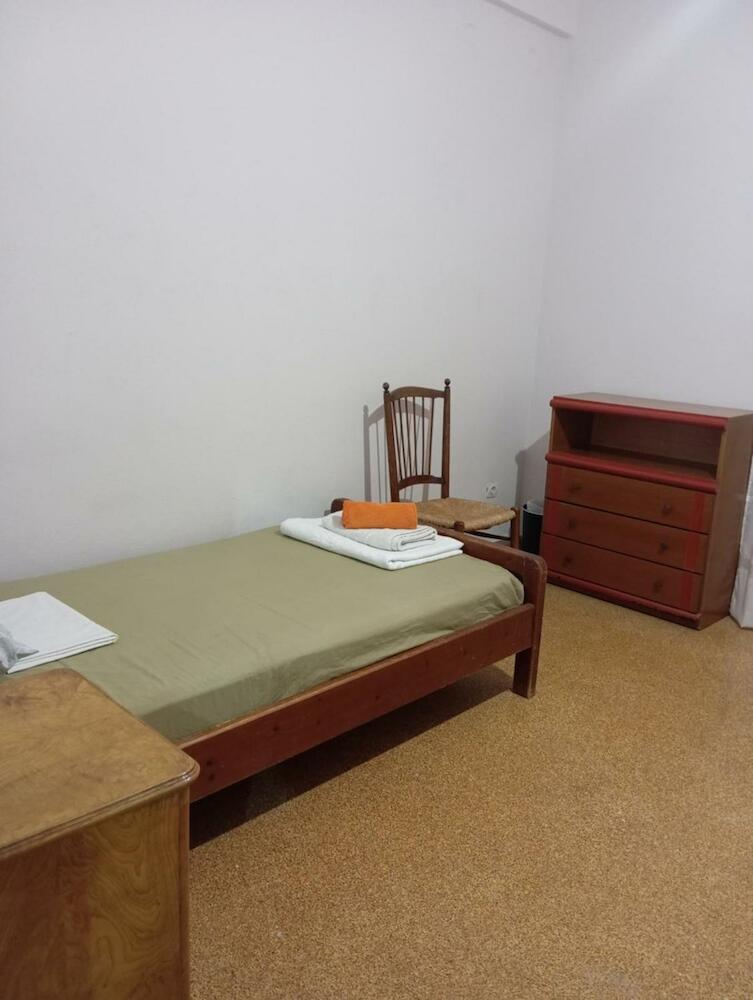 Room for 3 persons bunk bed next to metro