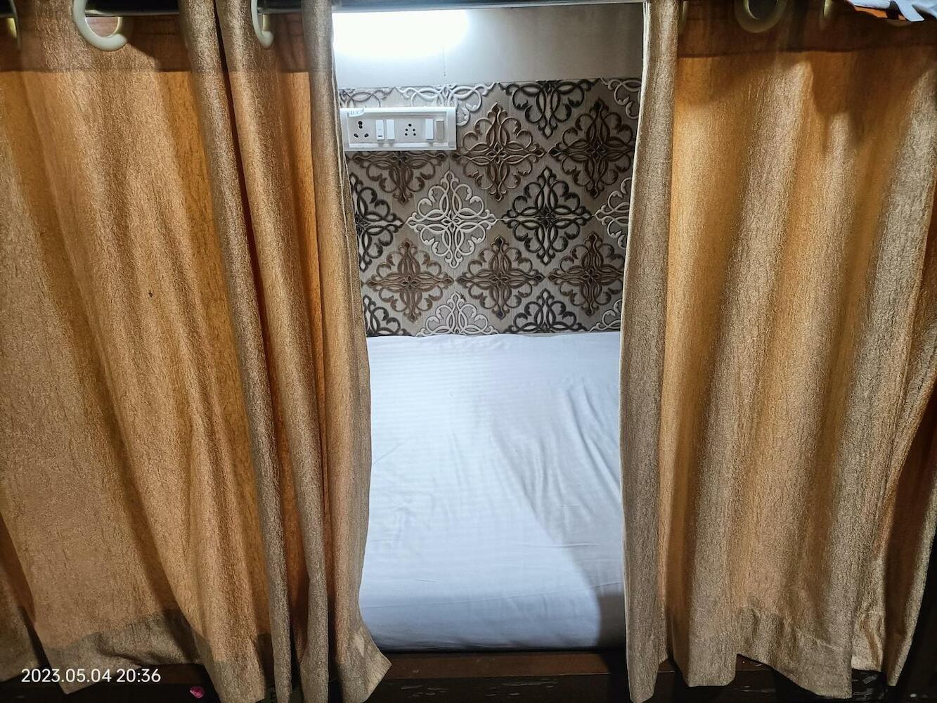 Rest Inn Hostel Dormitory, Mumbai