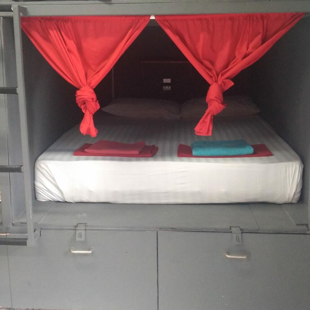 Dormsin Social, Ko Phi Phi