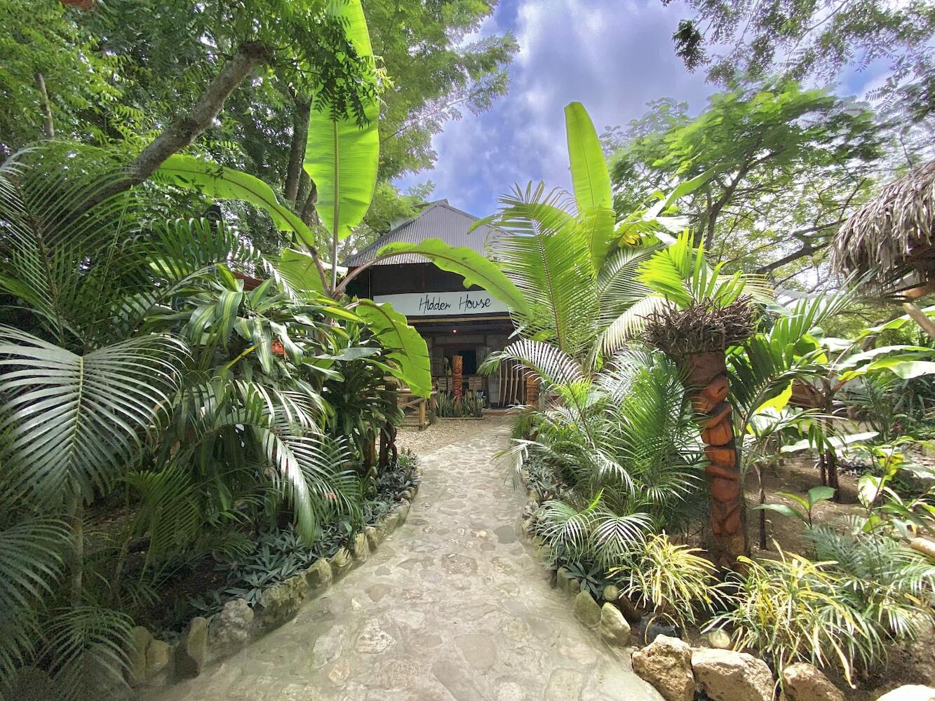 Hidden House Party Hostel, Montañita
