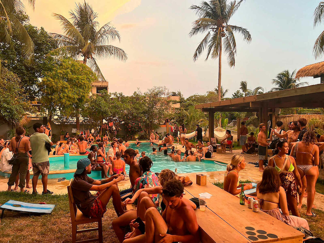 Straw Hat Surf Hostel & Bar
