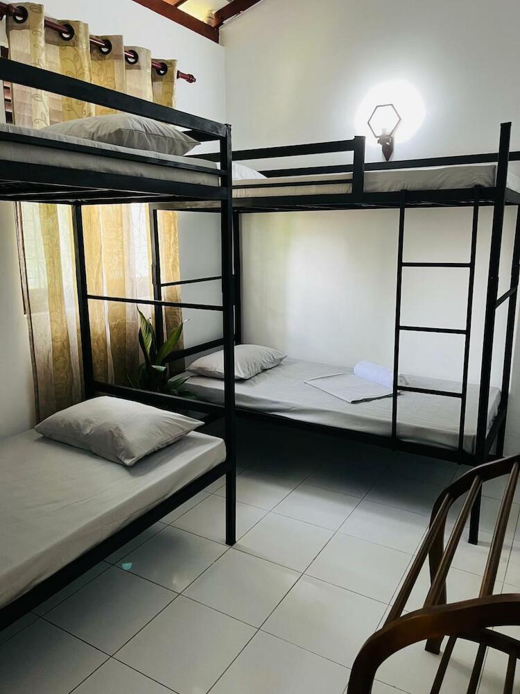 Star Eyes Hostel, Weligama