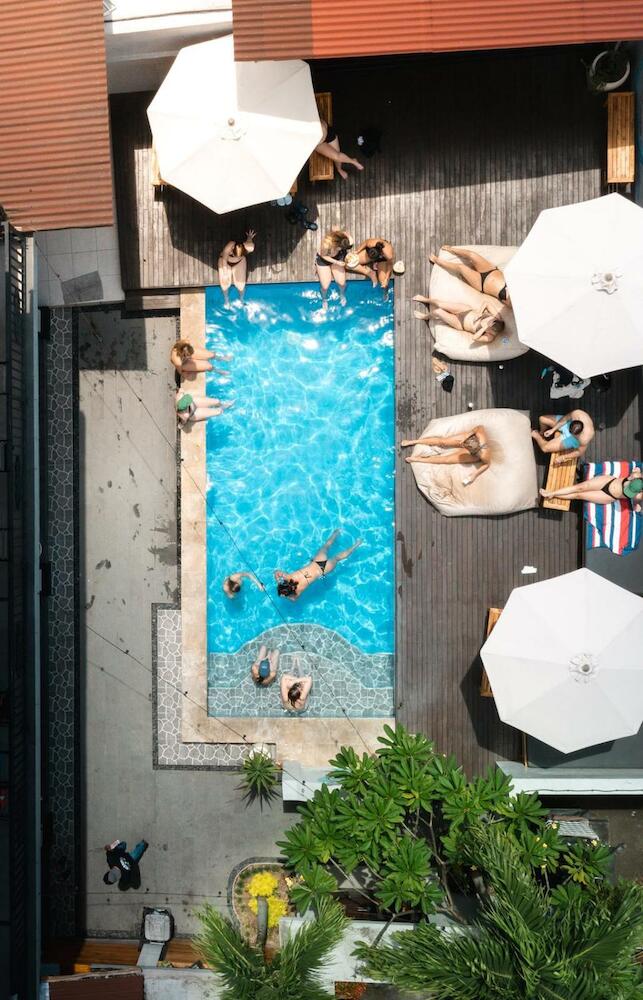 Surf & Party - Hostel Somewhere Else