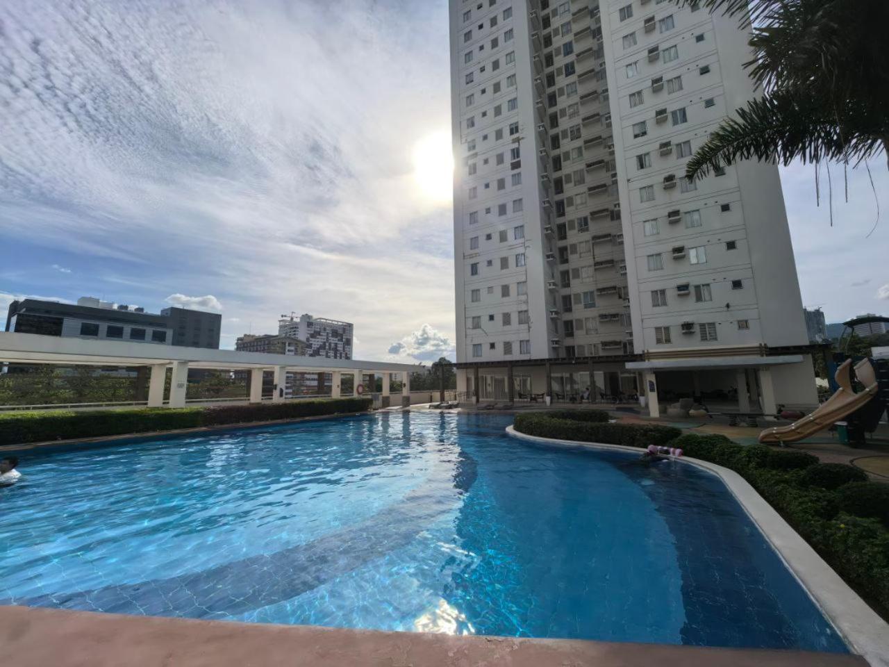 Private twin room for 2 with shared bathroom in boarding place - Cebu IT Park