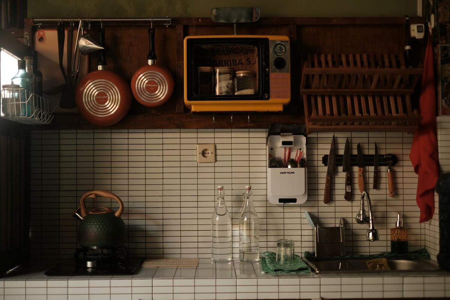 Abrakadabra Manshon, Timuran