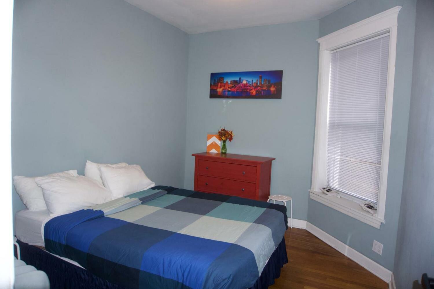 Wrigley Hostel, Chicago