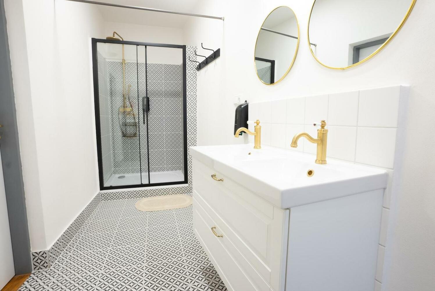 White Wolf House Hostel & Apartments