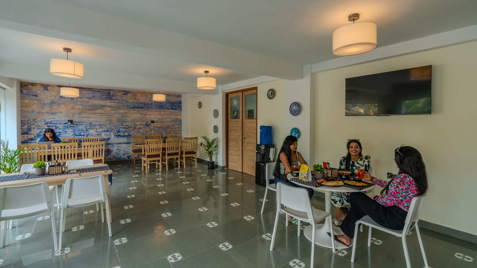 The Hosteller, Old