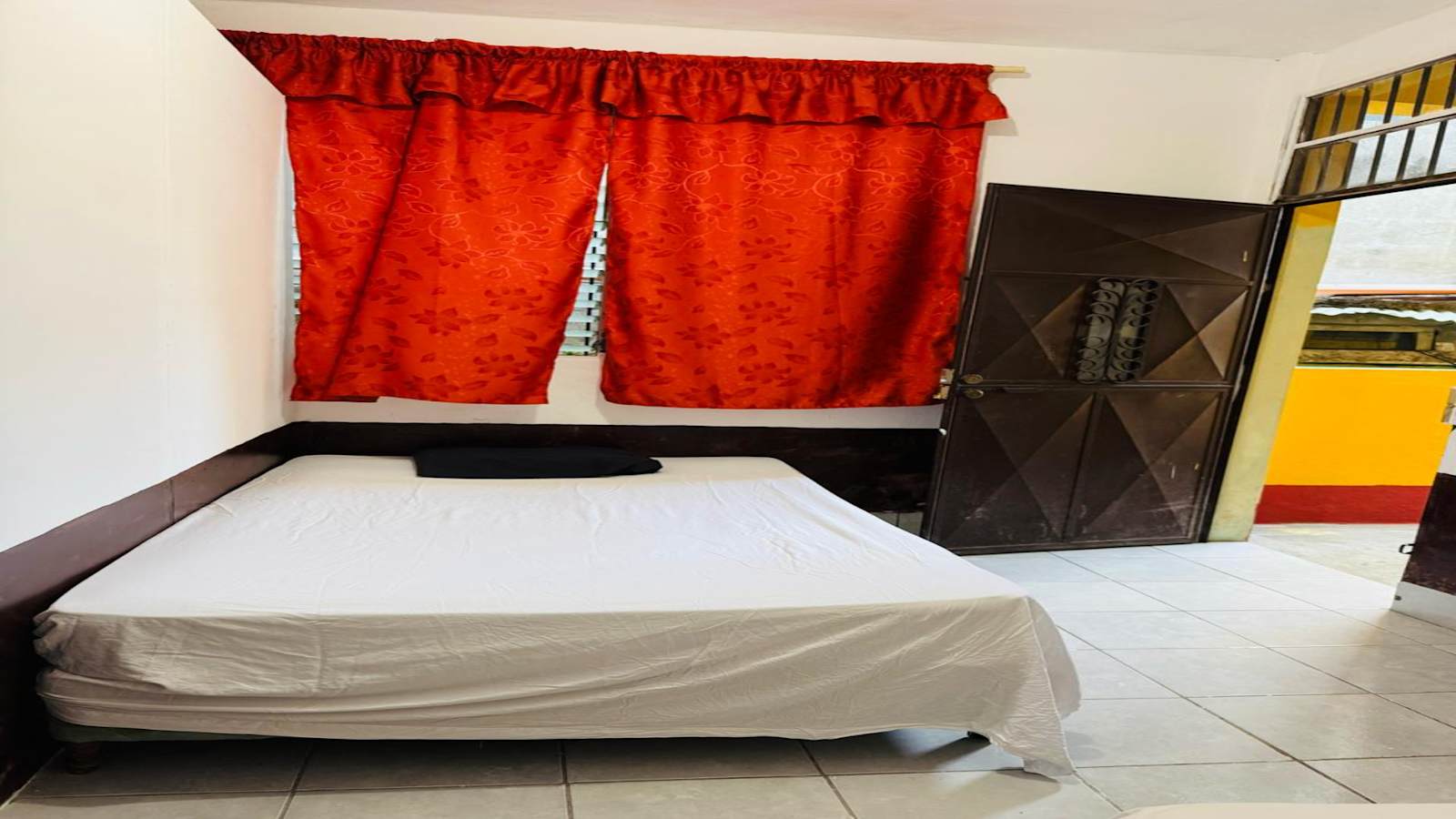 Gually Hostel, Flores