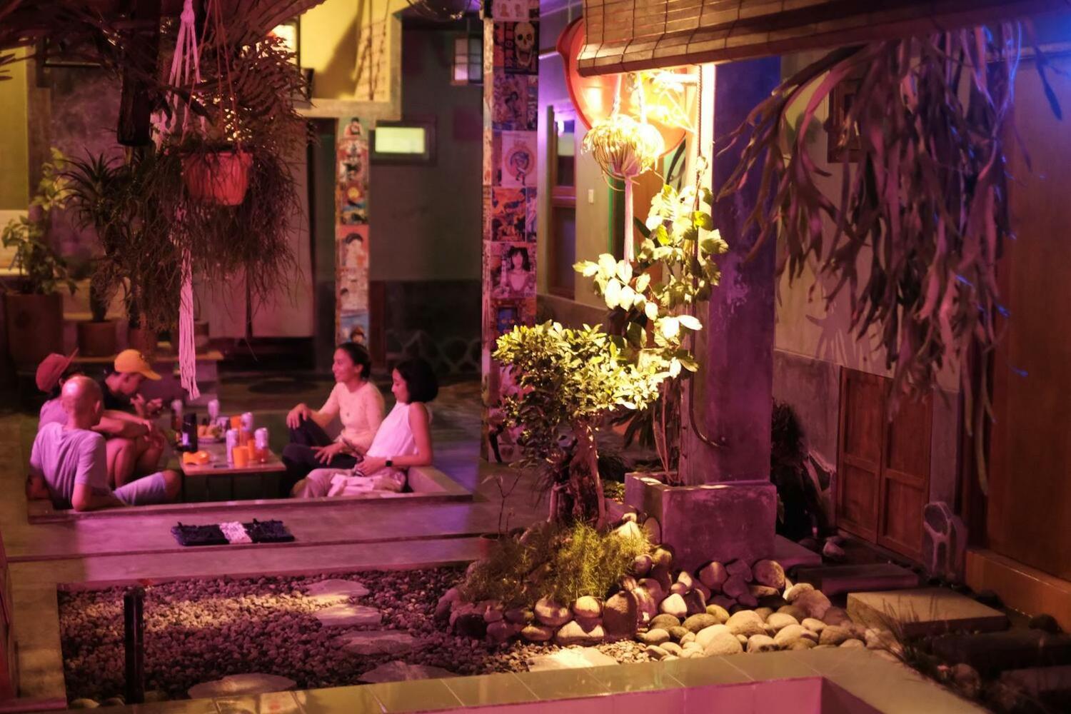 Abrakadabra Manshon, Timuran