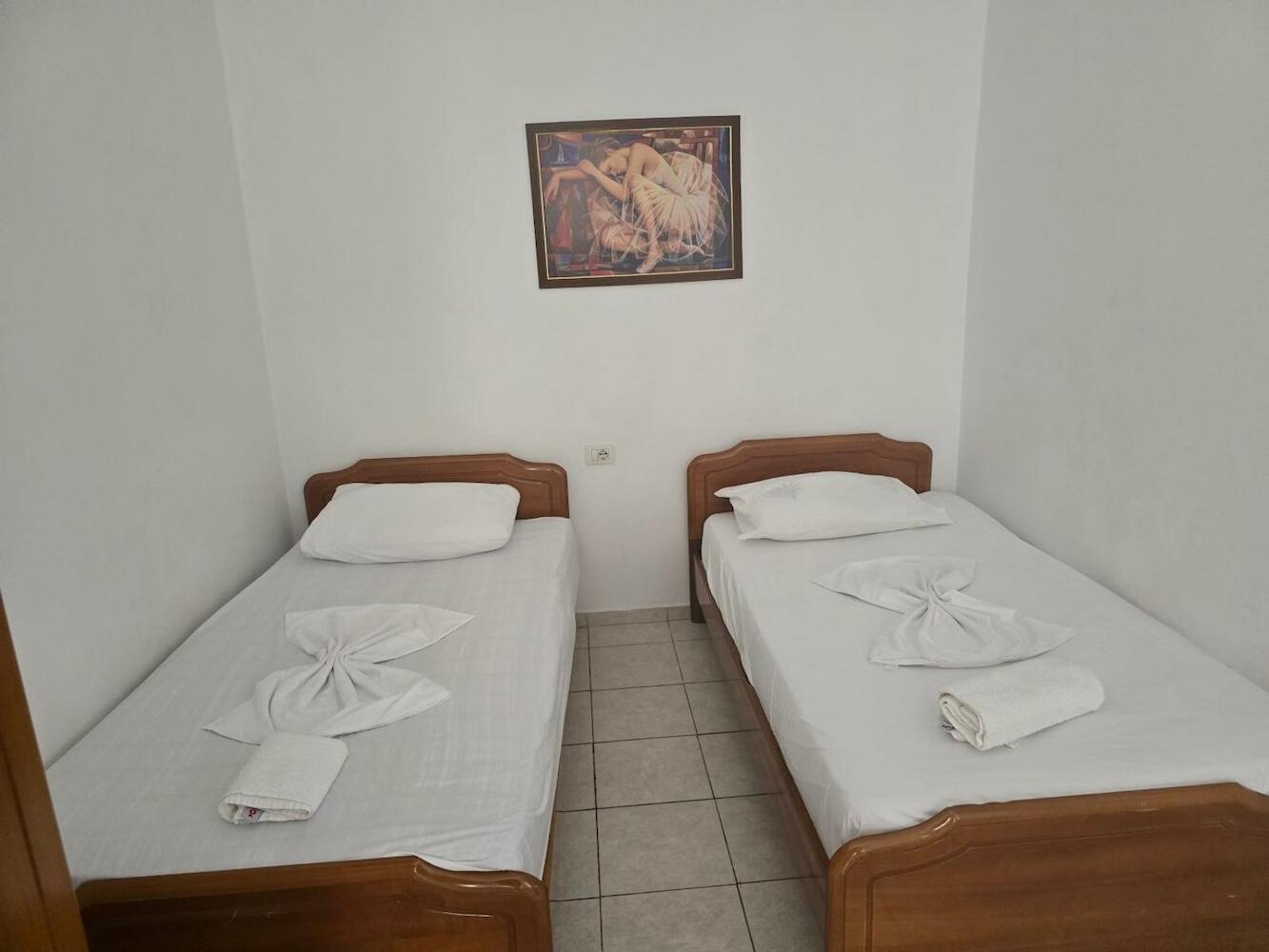 Hostel Sr, Sarandë