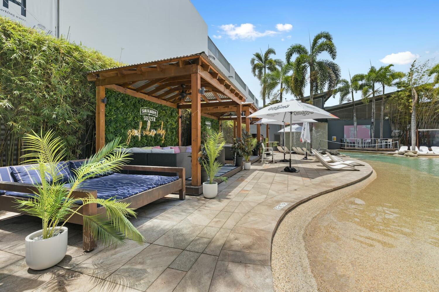 Gilligans Backpackers Hotel & Resort