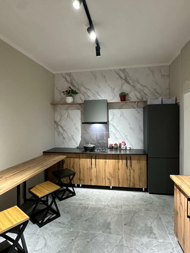 Wood Hostel, Osh