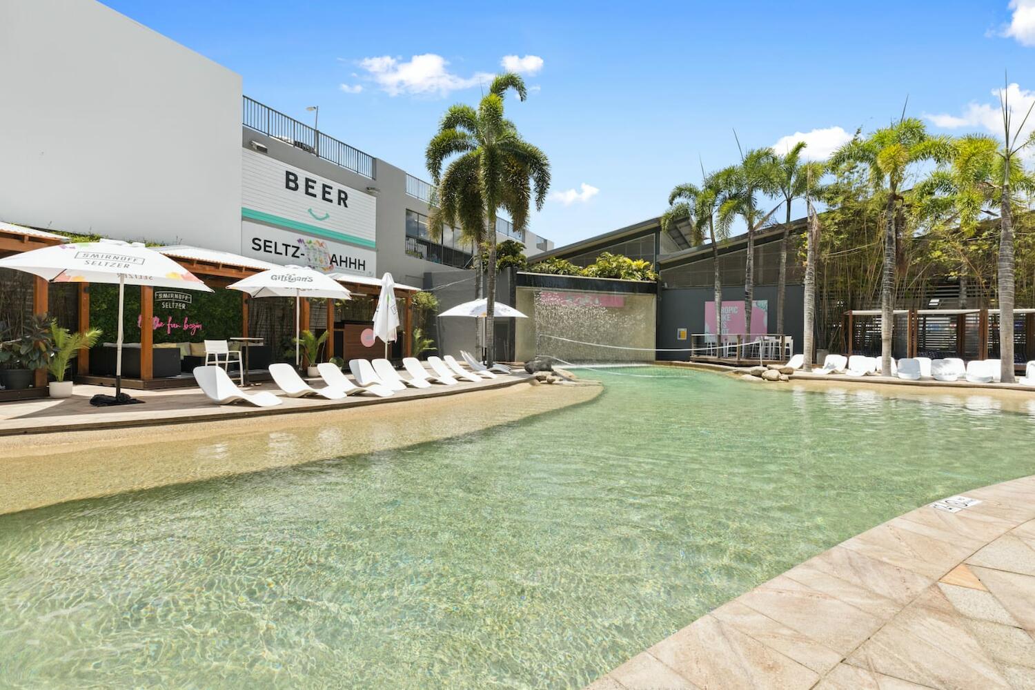 Gilligans Backpackers Hotel & Resort