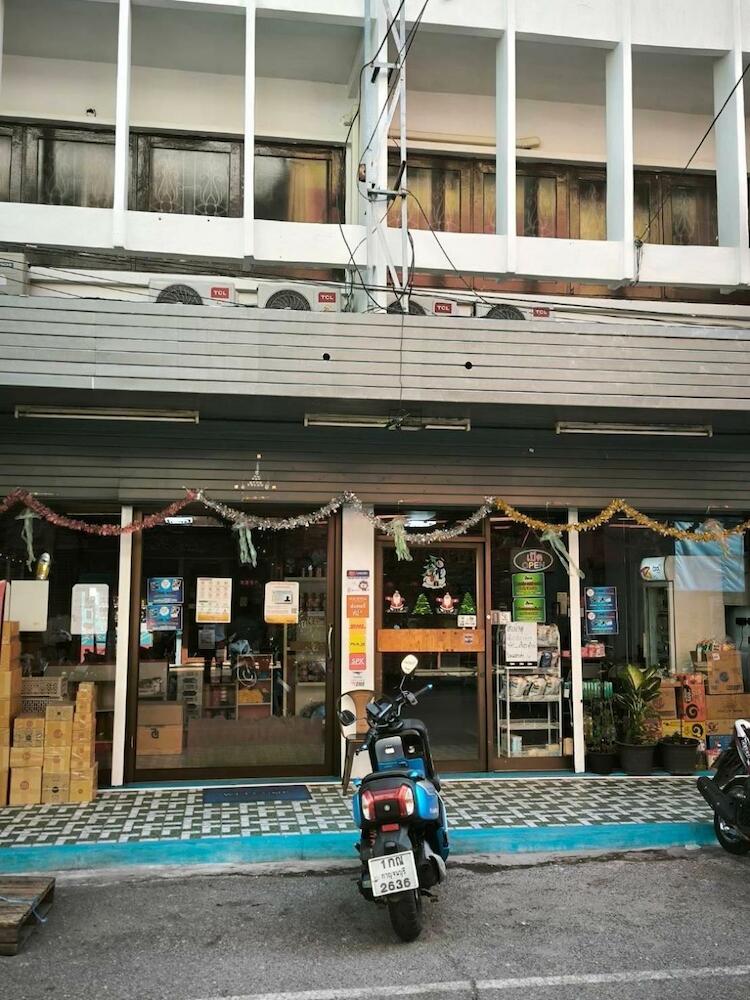 D​ Luck​ Hostel, Kanchanaburi