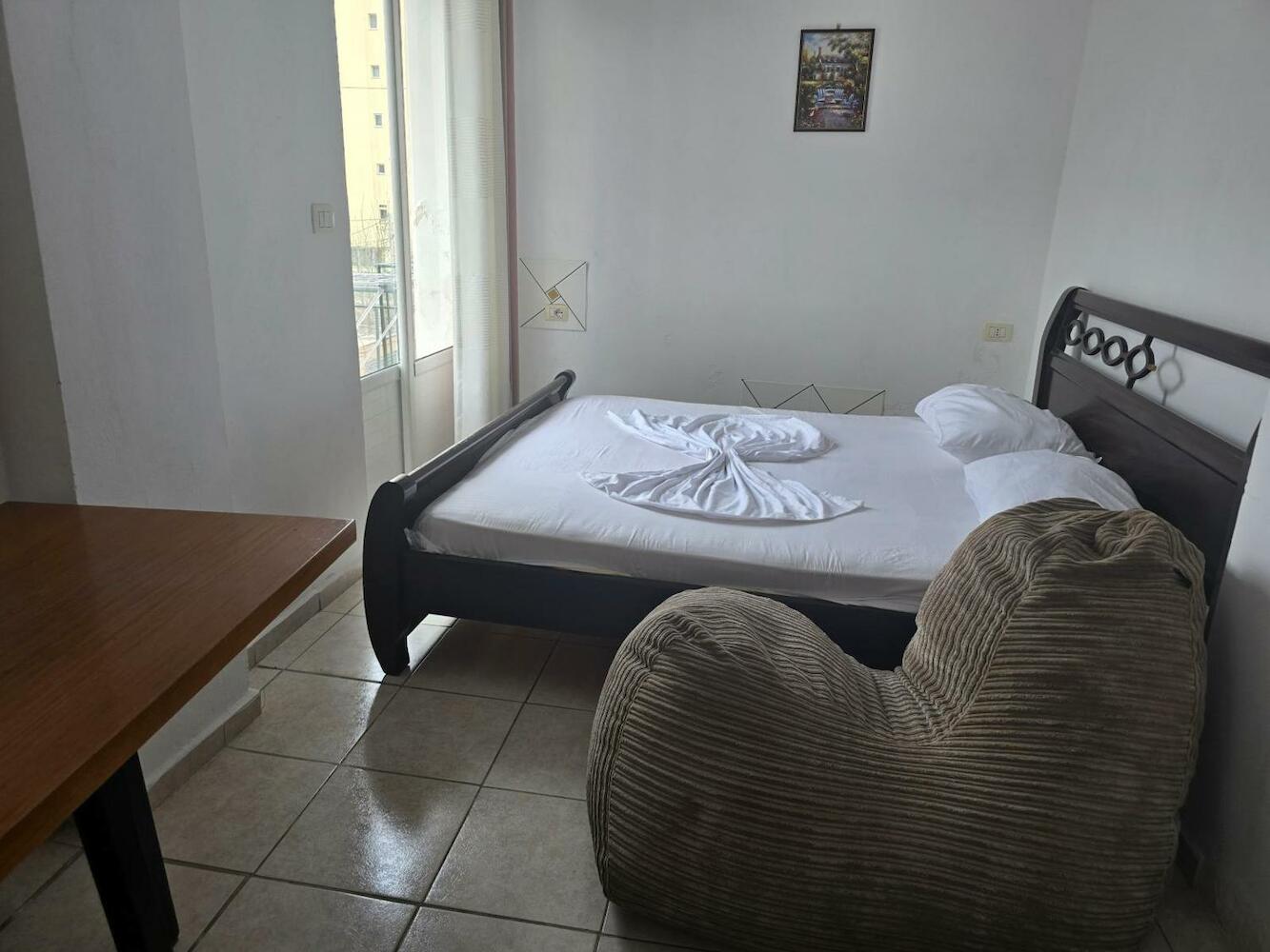 Hostel Sr, Sarandë