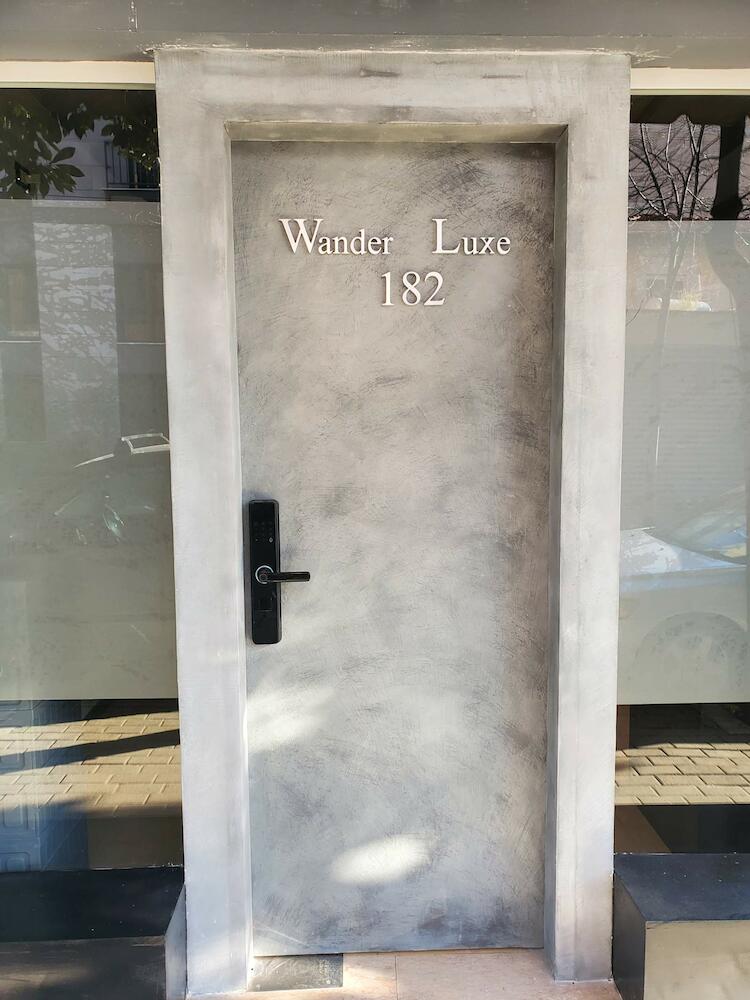 Wander Luxe, Tirana