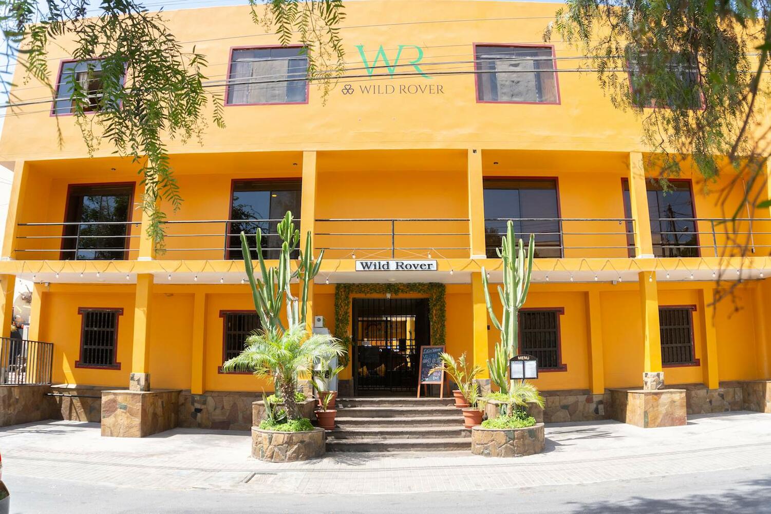 Wild Rover Huacachina