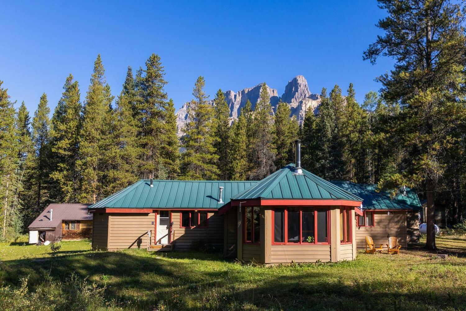 HI - Castle Mountain Hostel
