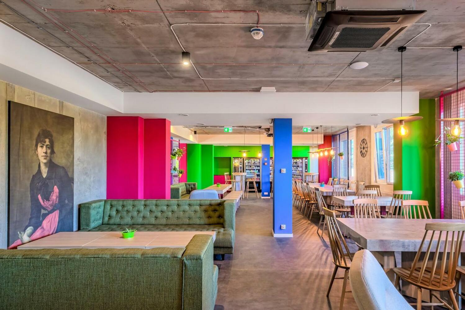 Easy One Premium Art Hostel
