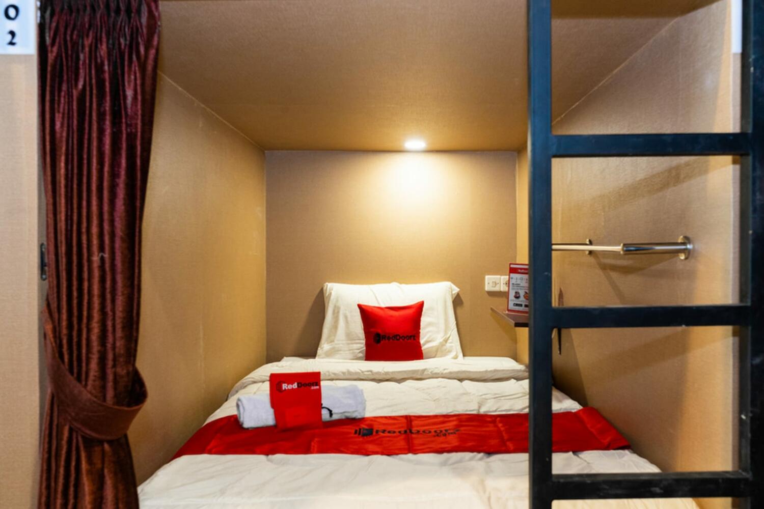 RedDoorz Hostel @ DI Panjaitan Simpang Lima