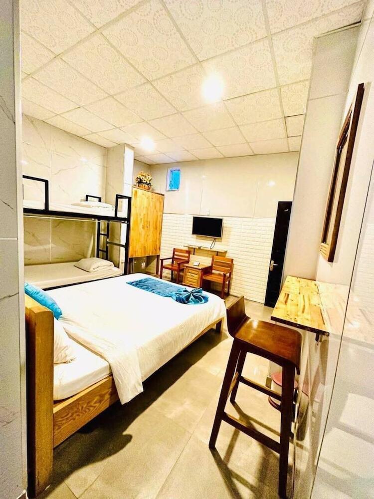 Shark Hostel, Hue