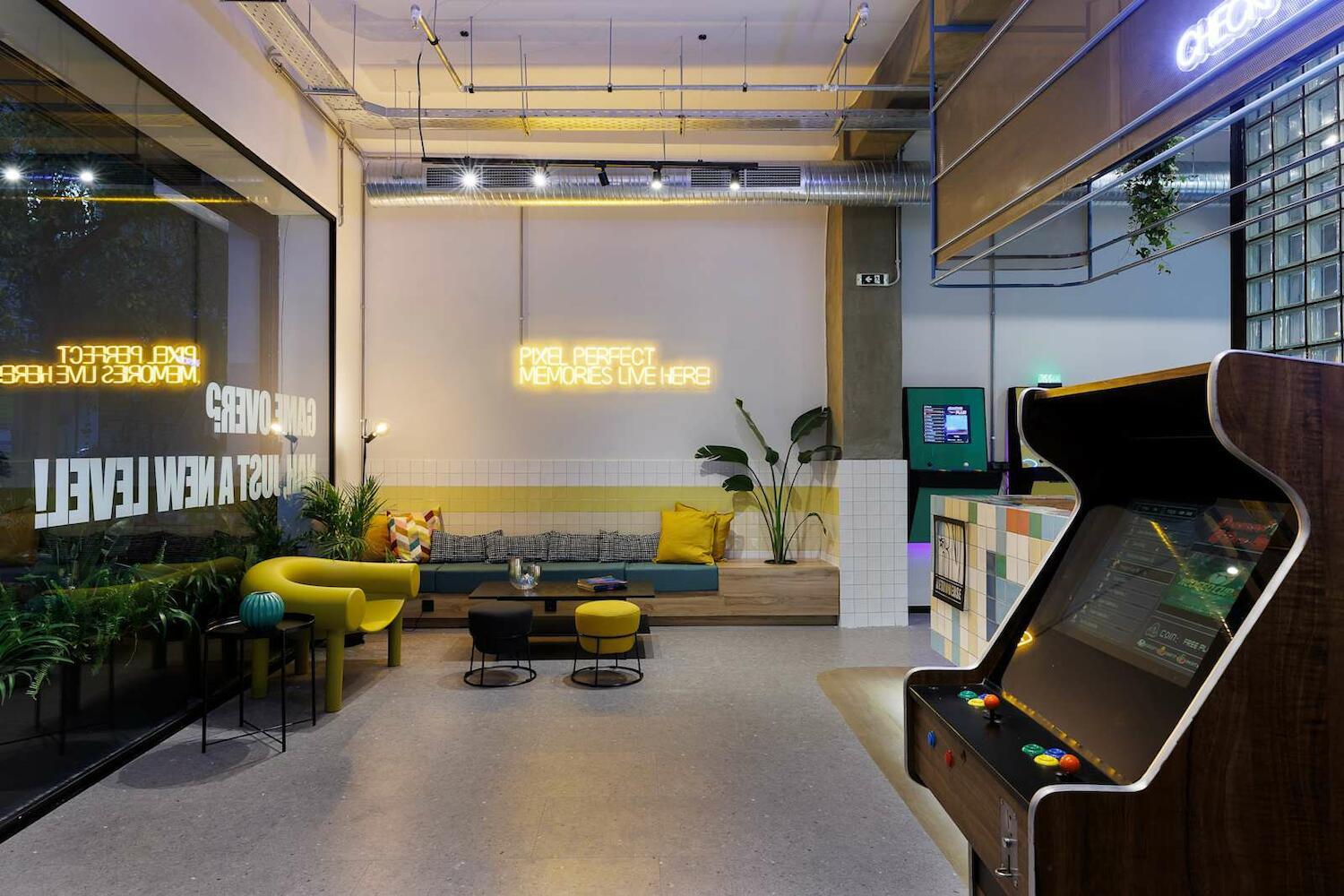 Retroverse Hostel, Athens