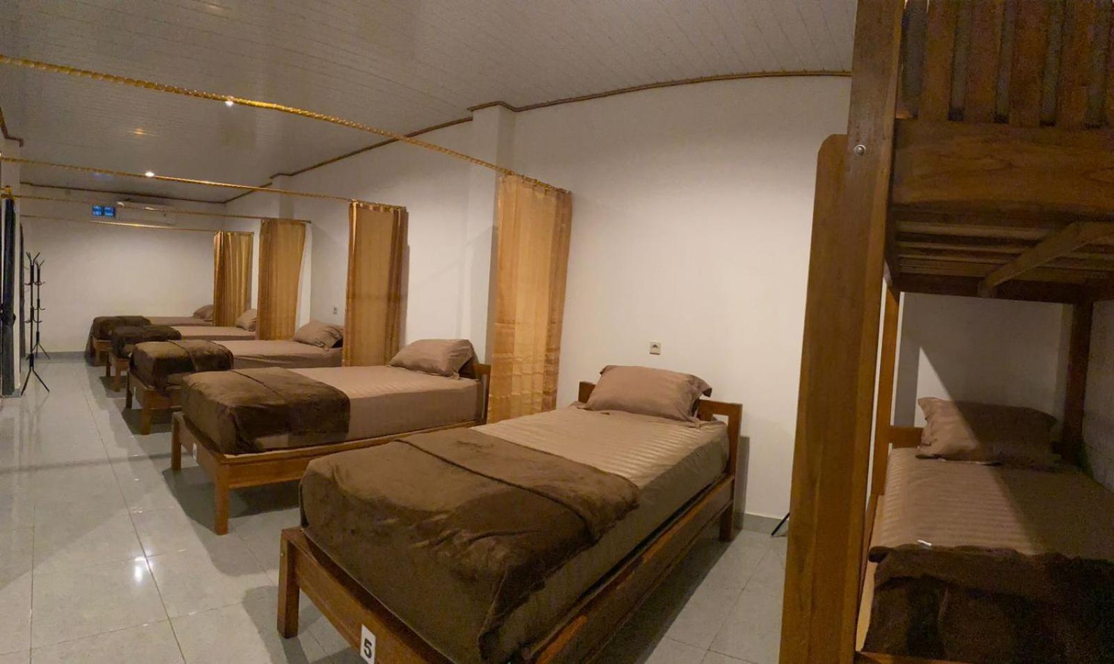 Darren Hostel, Lovina Beach