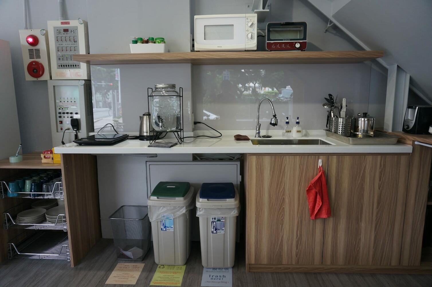 Corner Hostel & Cafe