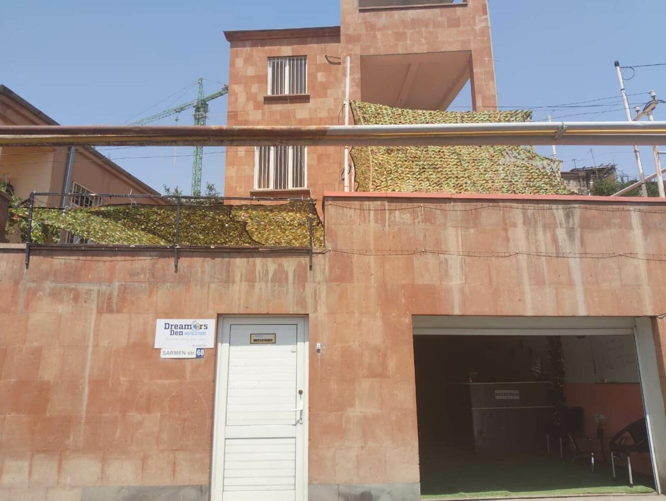 Dreamer's Den Hostel & Tours
