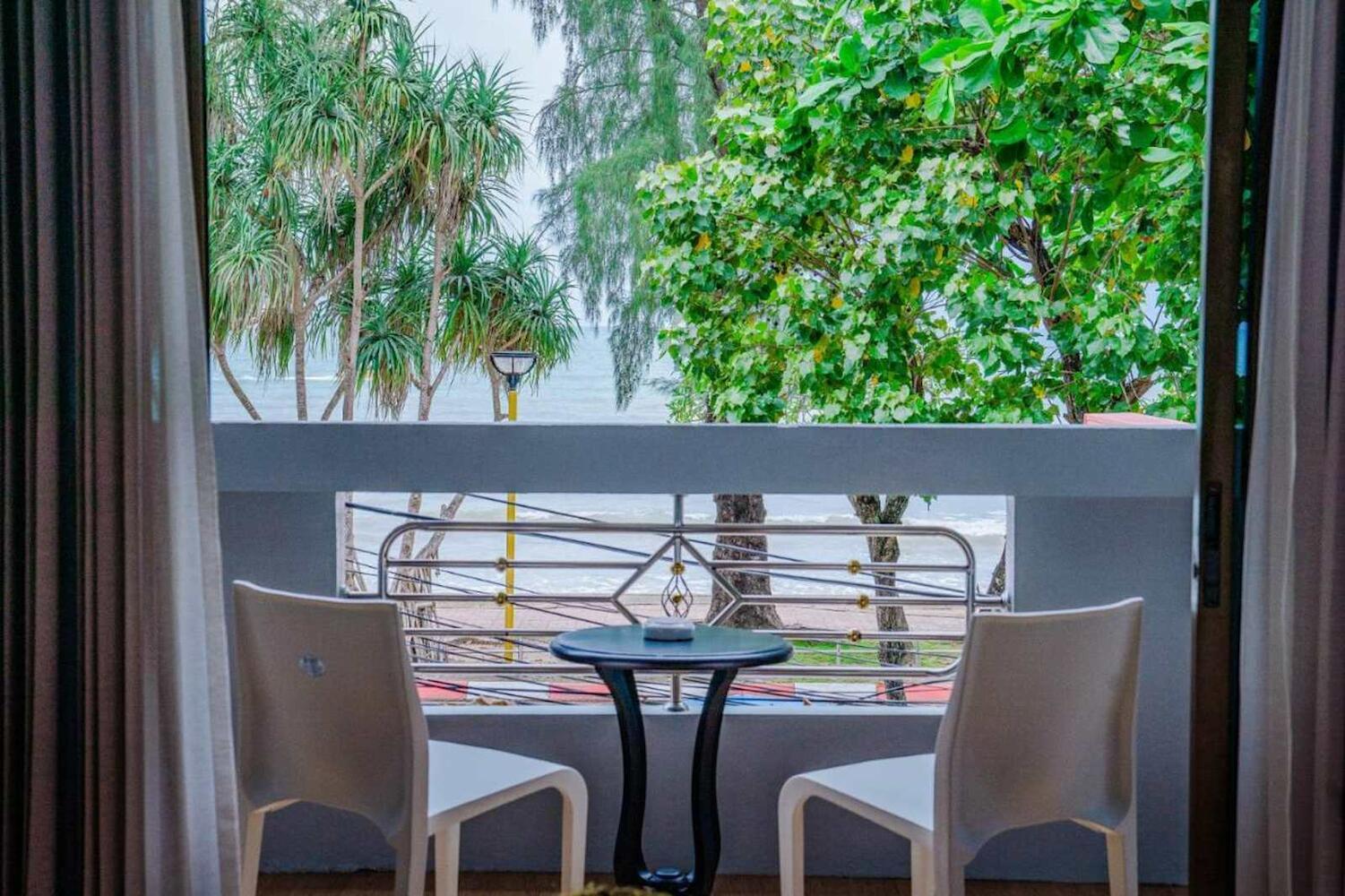 Base Ao Nang Beachfront, Ao Nang