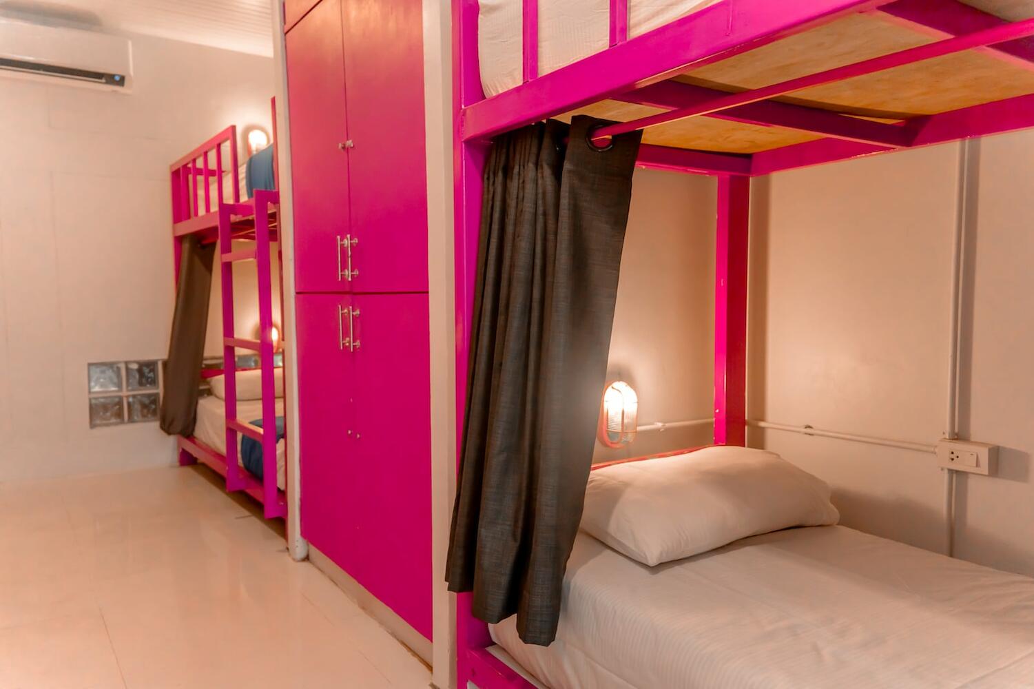 Slumber Party Phi Phi, Ko Phi Phi