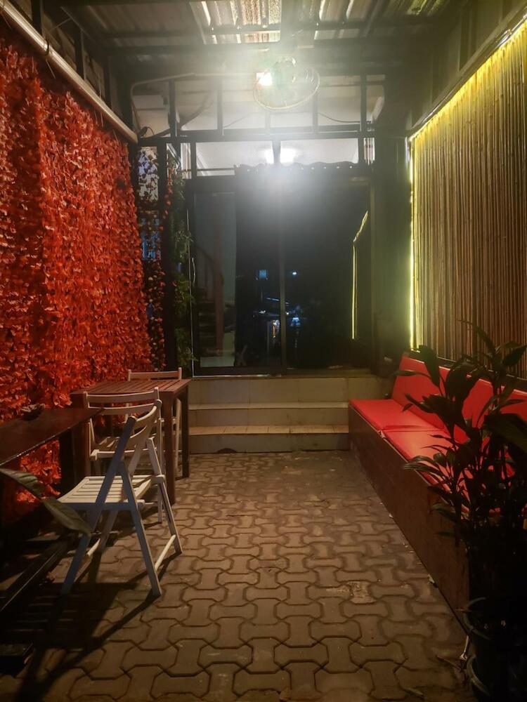 Lucky Dorm, Ko Phi Phi