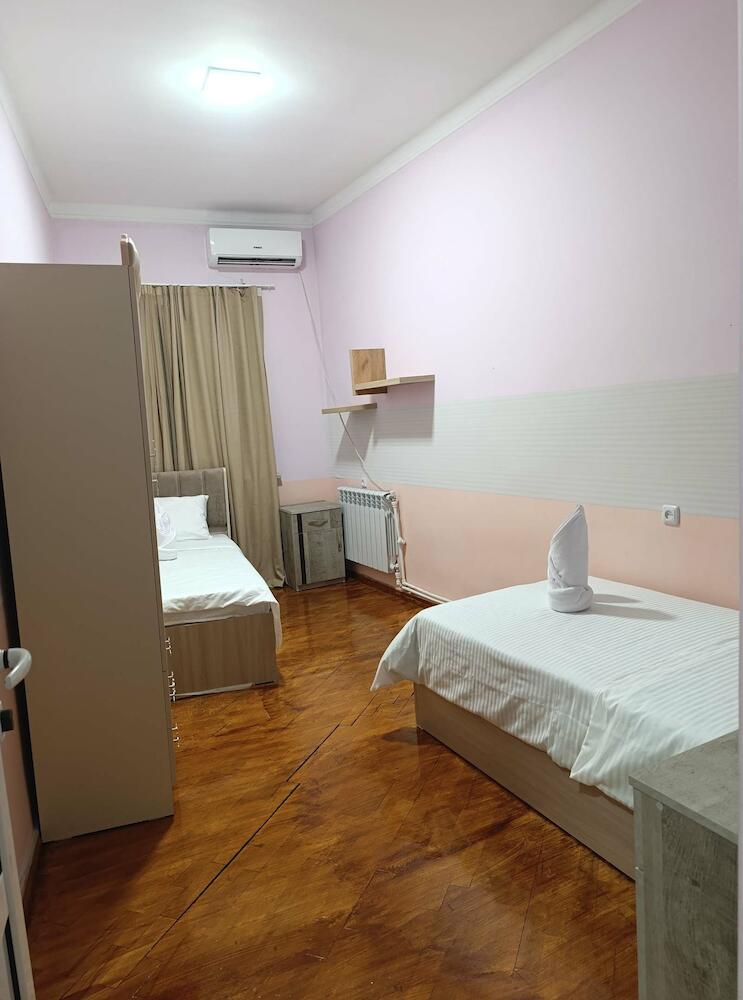 Dreamer's Den Hostel & Tours
